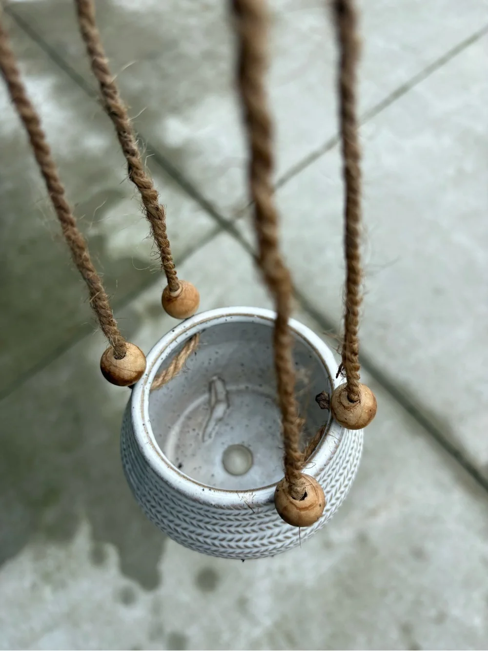 HANGING DECORATIVE CERAMIC POT WITH JUTE STRING